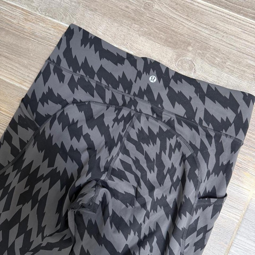 Lululemon black and gray zigzag pattern leggings size 12